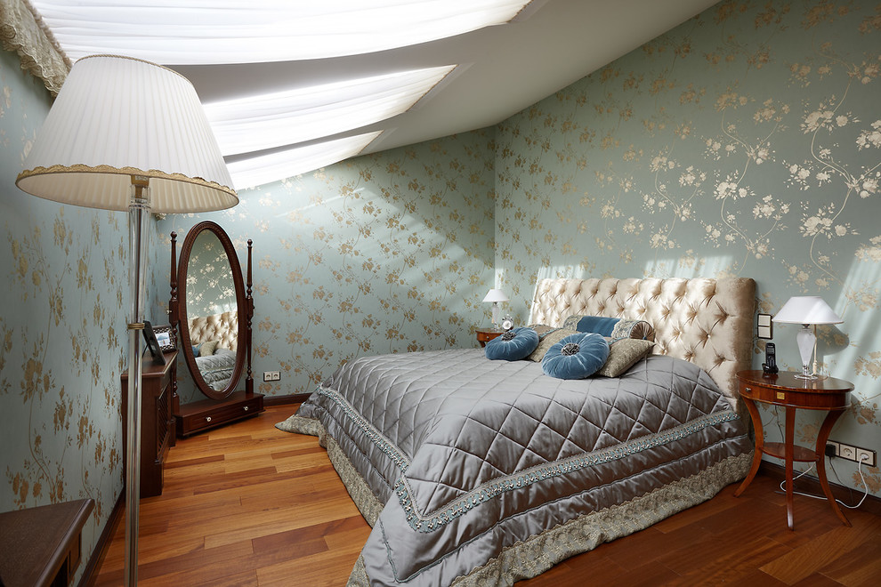 На фото: хозяйская спальня на мансарде в классическом стиле с паркетным полом среднего тона с