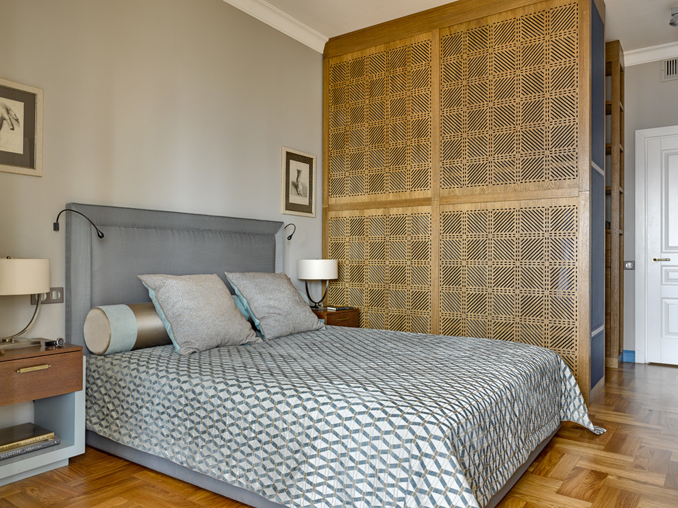 Стильный дизайн: хозяйская спальня в современном стиле с бежевыми стенами и паркетным полом среднего тона - последний тренд