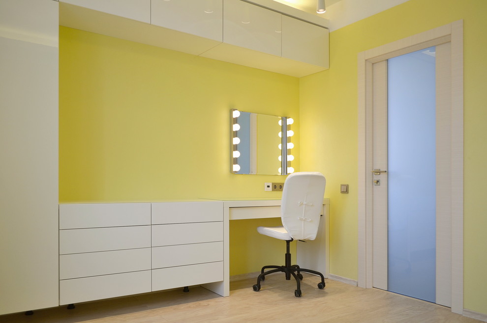 エカテリンブルクにある小さなコンテンポラリースタイルのおしゃれな主寝室 (黄色い壁、ラミネートの床、暖炉なし、ベージュの床) のインテリア