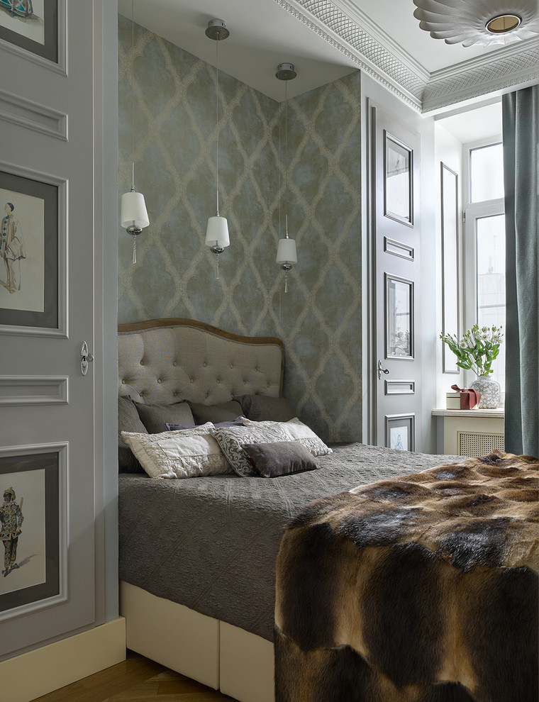 モスクワにあるトラディショナルスタイルのおしゃれな客用寝室 (マルチカラーの壁、無垢フローリング、茶色い床) のレイアウト