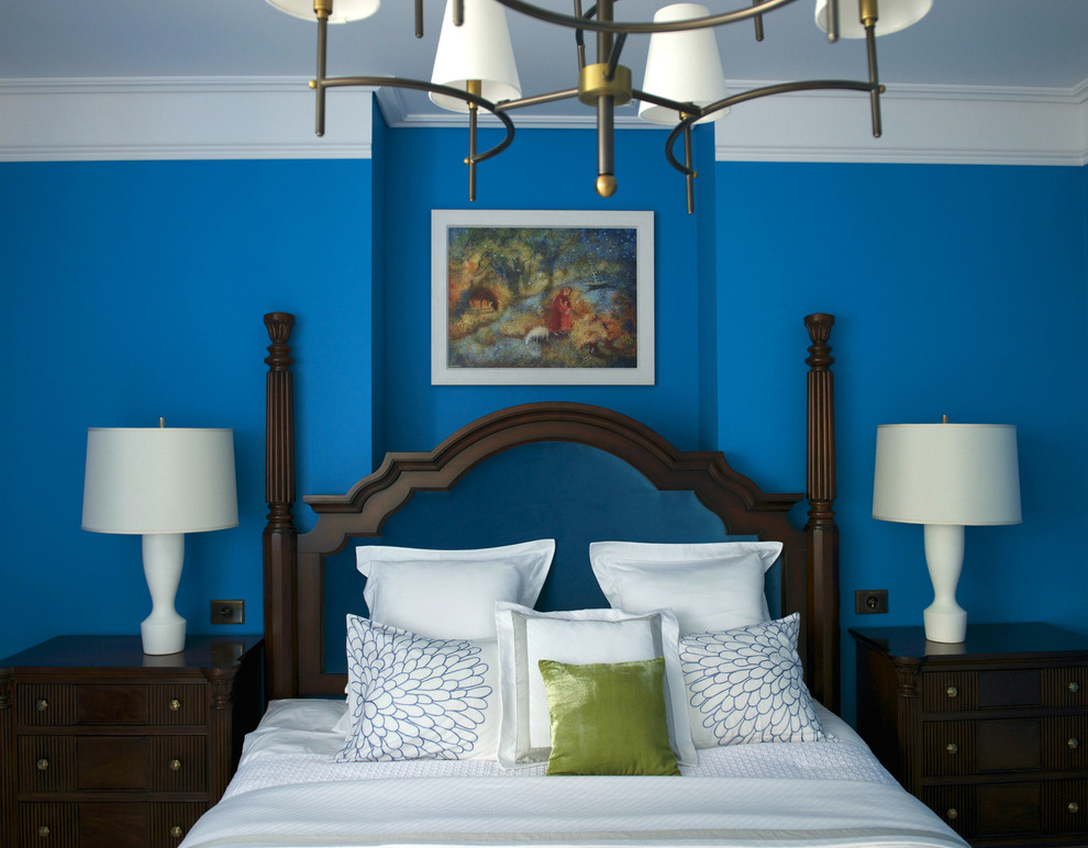 На фото: хозяйская спальня в стиле фьюжн с синими стенами с