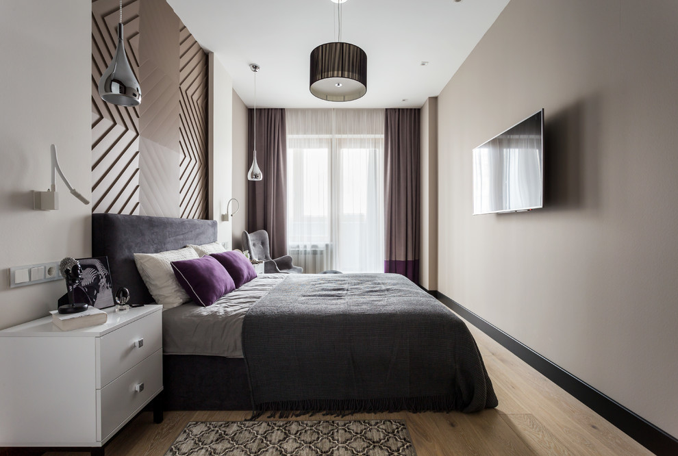 Aménagement d'une chambre parentale contemporaine avec un mur gris, parquet clair et un sol beige.