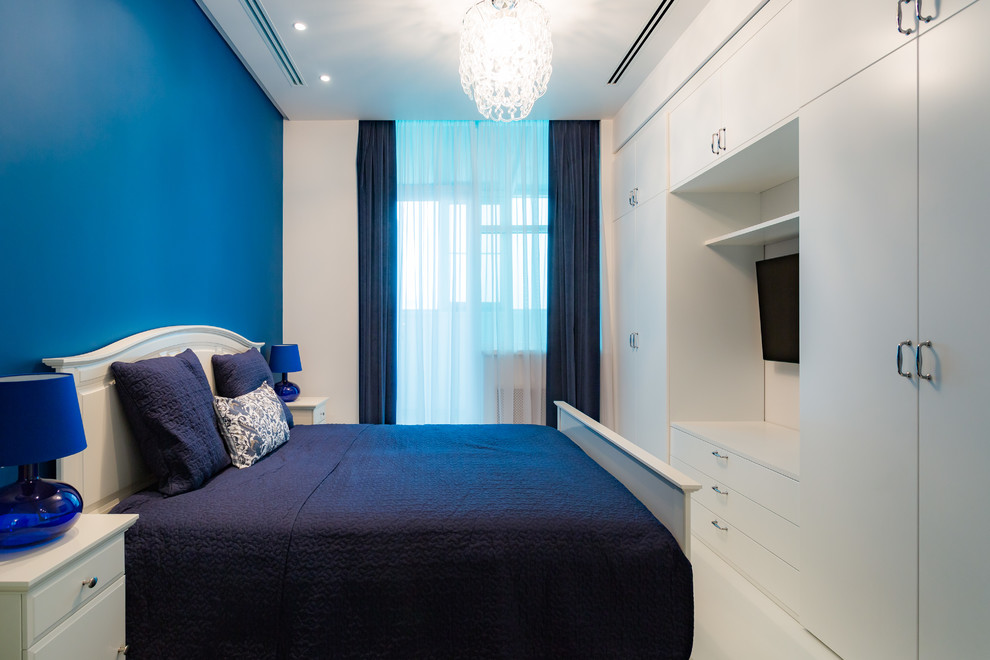Ejemplo de dormitorio principal actual con paredes azules y suelo blanco