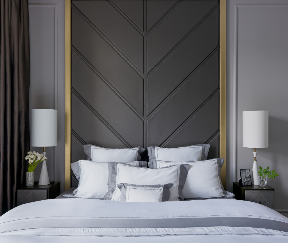 На фото: хозяйская спальня среднего размера в стиле неоклассика (современная классика) с светлым паркетным полом с