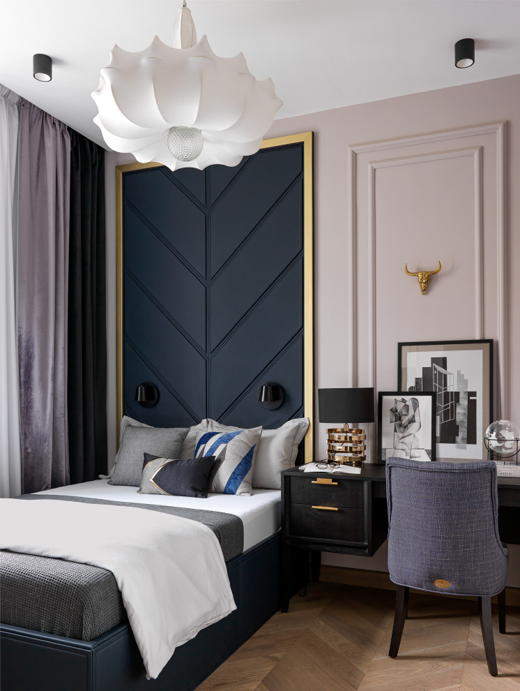 Стильный дизайн: хозяйская спальня среднего размера в стиле неоклассика (современная классика) с светлым паркетным полом, розовыми стенами, коричневым полом и панелями на части стены - последний тренд