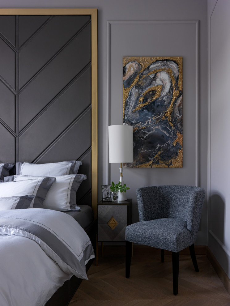 Свежая идея для дизайна: хозяйская спальня среднего размера в стиле неоклассика (современная классика) с светлым паркетным полом - отличное фото интерьера