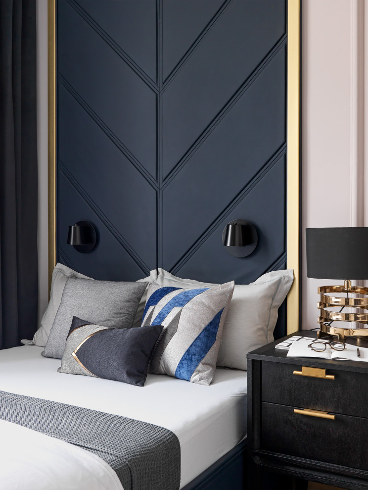 Идея дизайна: хозяйская спальня среднего размера в стиле неоклассика (современная классика) с светлым паркетным полом