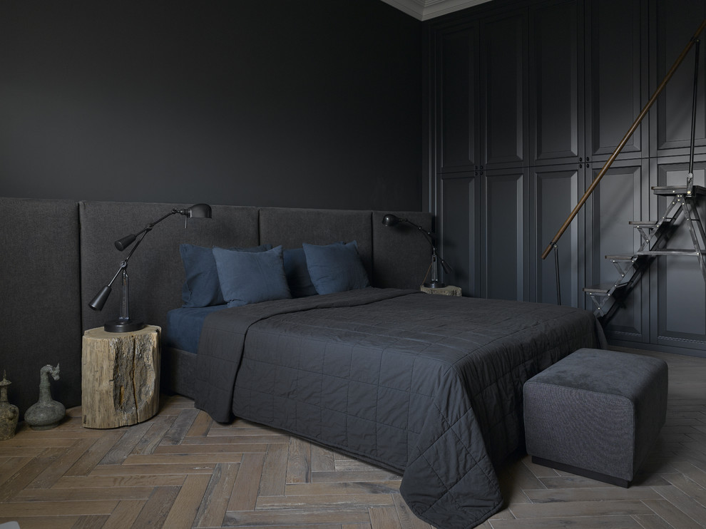 モスクワにあるトランジショナルスタイルのおしゃれな主寝室 (黒い壁、濃色無垢フローリング)
