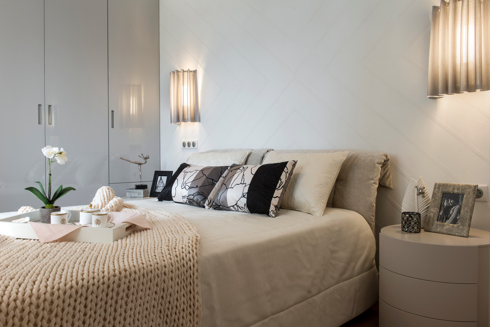 Imagen de dormitorio principal contemporáneo pequeño con paredes blancas y suelo de madera en tonos medios