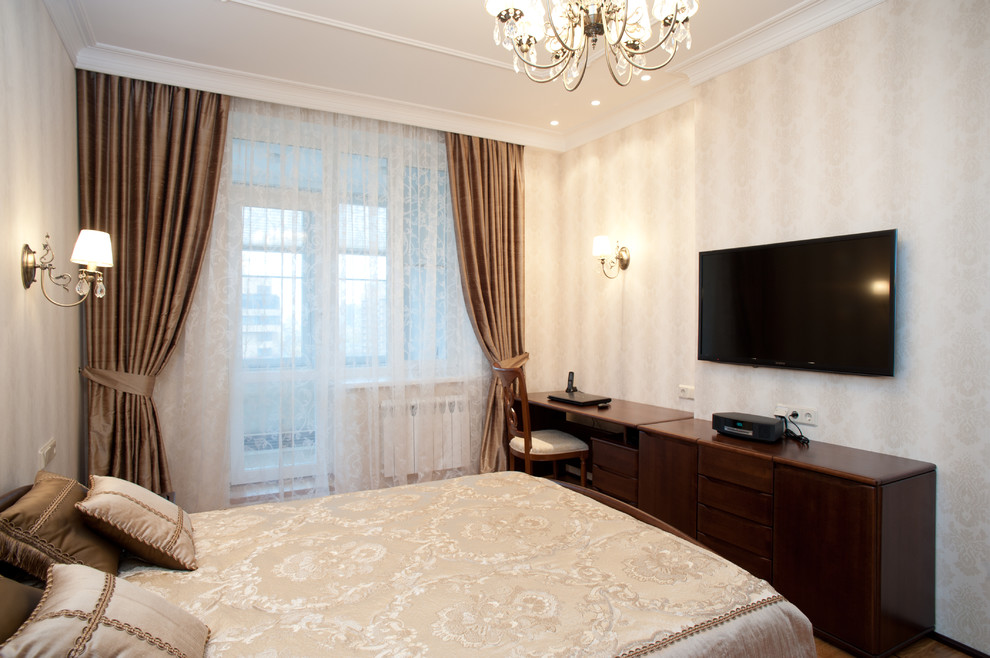 Foto di una camera degli ospiti tradizionale di medie dimensioni con pareti beige e pavimento in legno massello medio