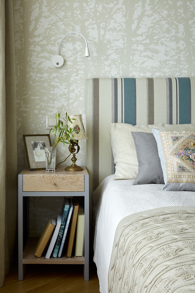 Idée de décoration pour une chambre parentale minimaliste avec un mur beige, un sol en bois brun et un sol marron.