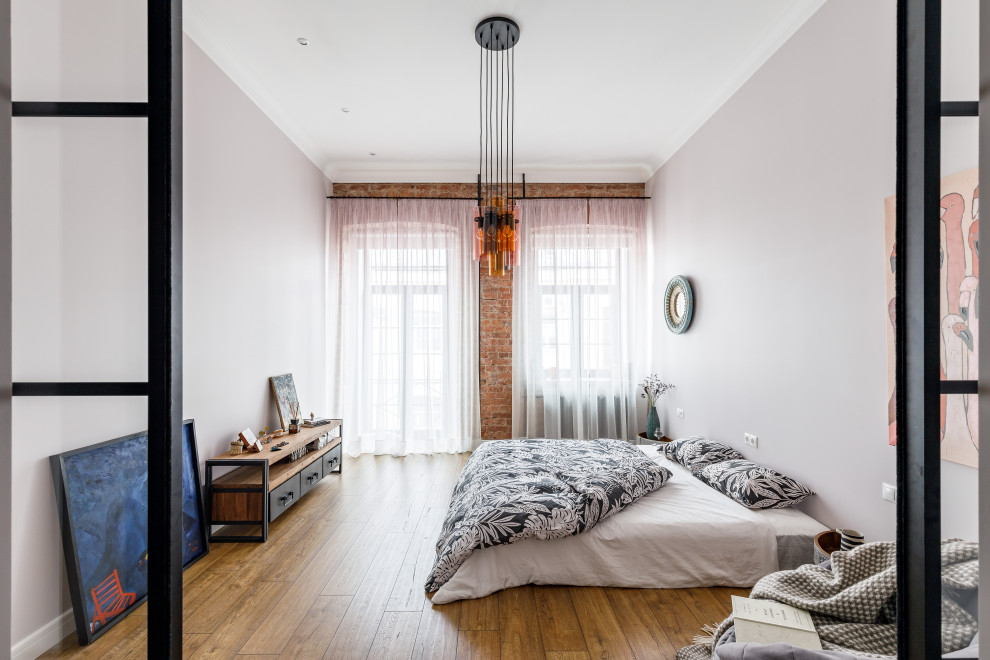 Стильный дизайн: хозяйская спальня среднего размера в стиле лофт с серыми стенами - последний тренд