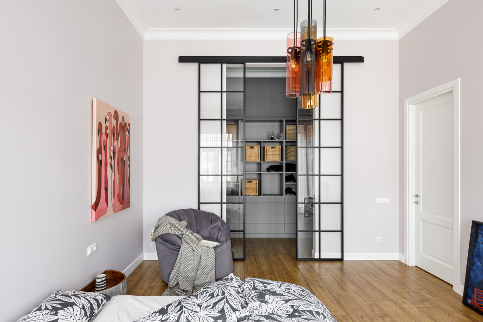 Пример оригинального дизайна: хозяйская спальня среднего размера в стиле лофт с серыми стенами
