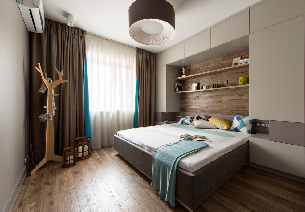 Exemple d'une chambre tendance avec un sol en bois brun.