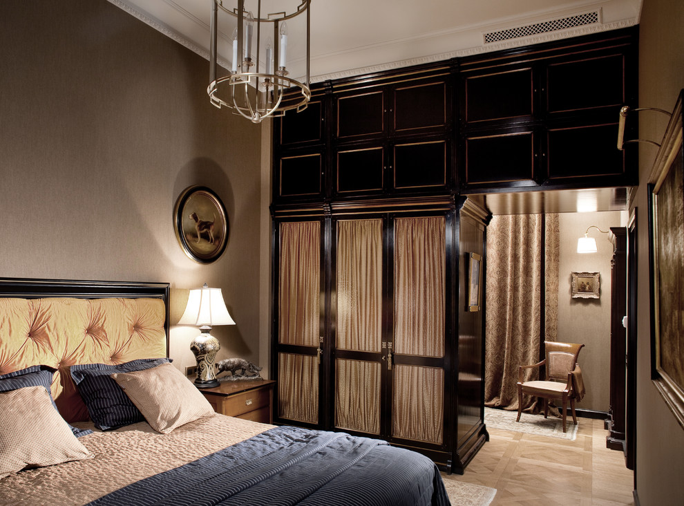 Diseño de dormitorio principal clásico con paredes marrones y suelo de madera clara