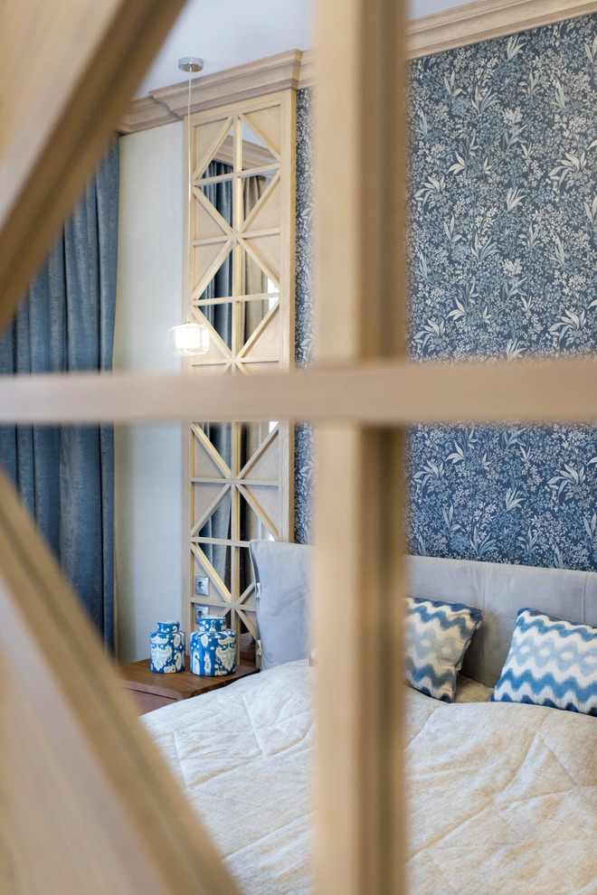 Стильный дизайн: хозяйская спальня среднего размера в скандинавском стиле с синими стенами, паркетным полом среднего тона и бежевым полом - последний тренд