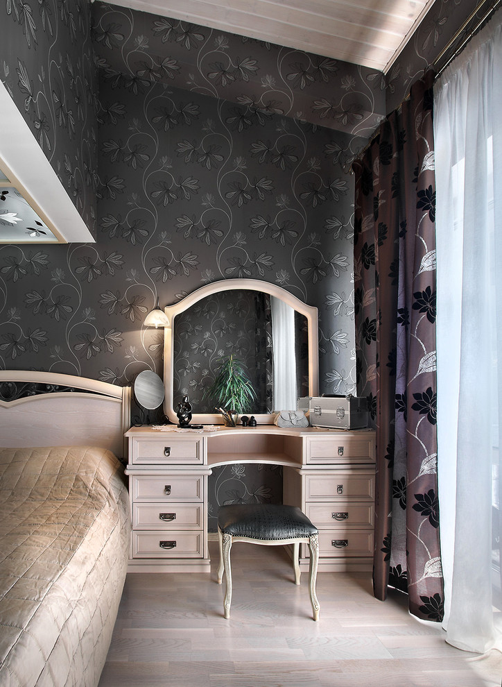 Imagen de dormitorio principal clásico con paredes negras y suelo de madera clara