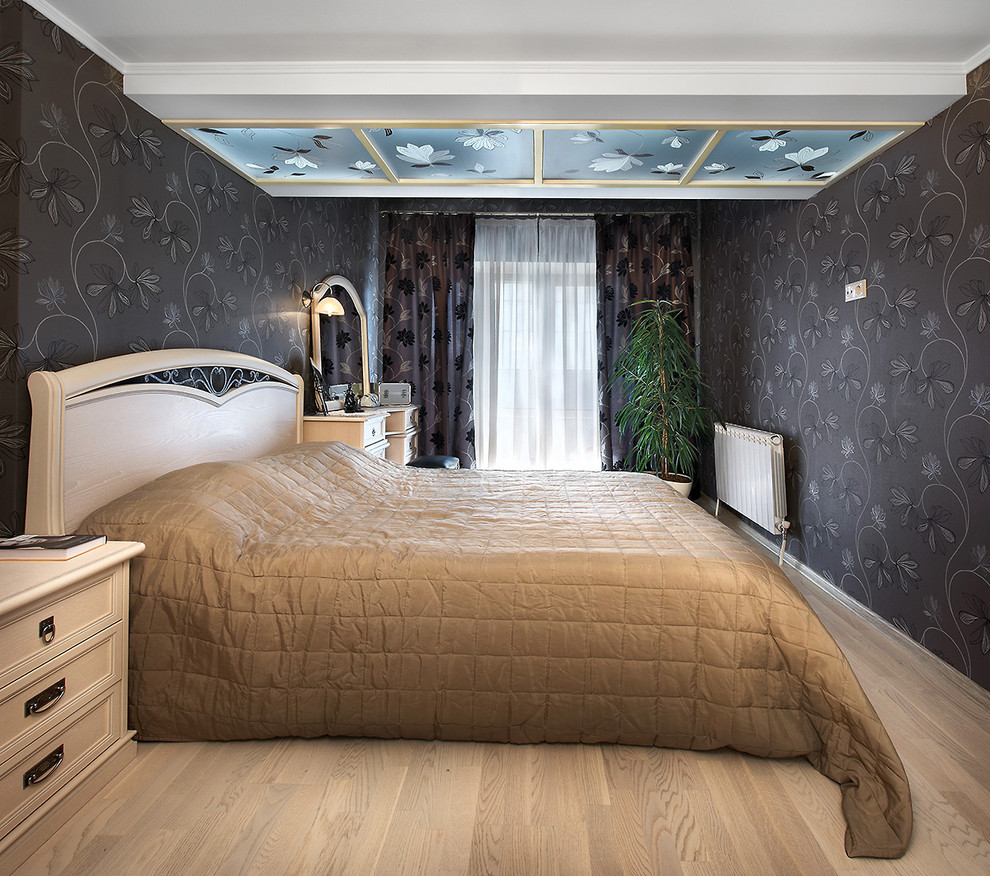 Inspiration för ett funkis sovrum, med svarta väggar och ljust trägolv