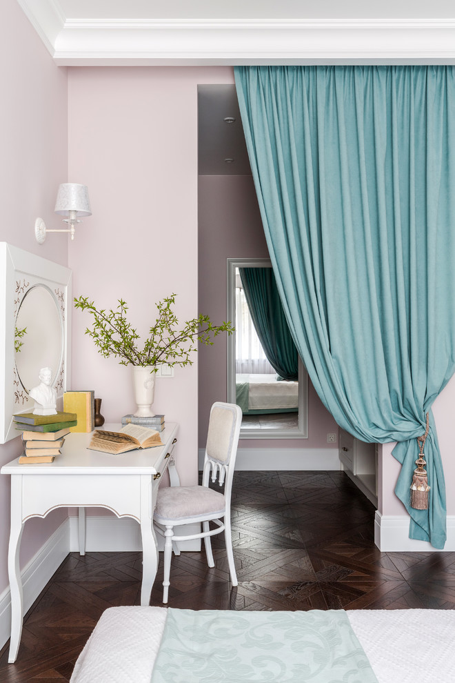 Immagine di una piccola camera da letto minimal con pareti rosa, parquet scuro e pavimento marrone