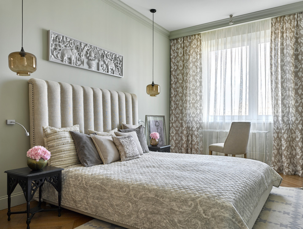 Пример оригинального дизайна: хозяйская спальня в стиле фьюжн с серыми стенами, паркетным полом среднего тона и коричневым полом