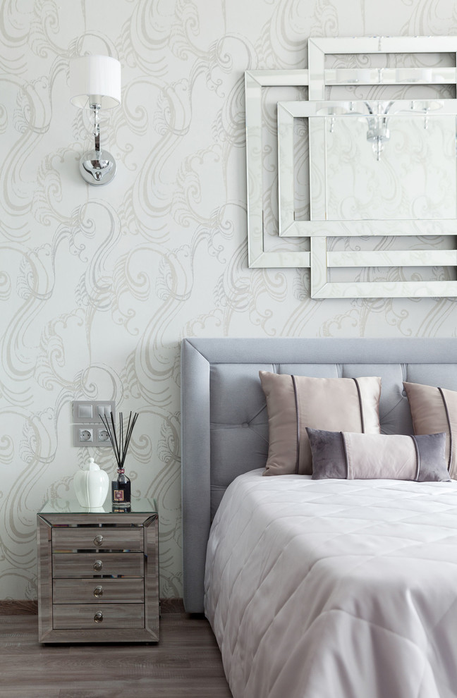 Пример оригинального дизайна: хозяйская спальня среднего размера в современном стиле с серыми стенами и полом из ламината