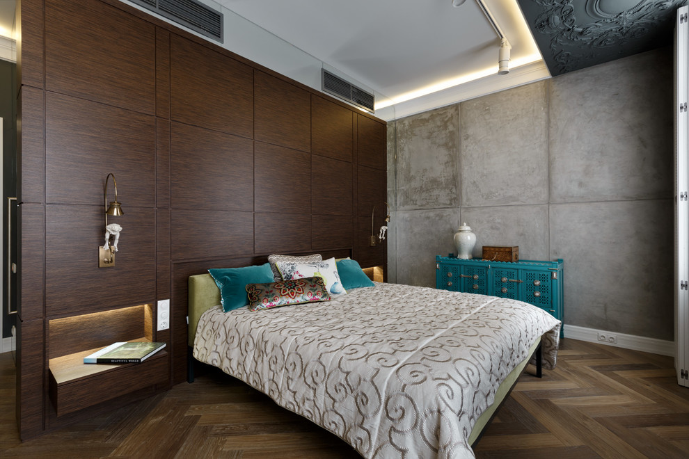 Eklektisches Hauptschlafzimmer mit grauer Wandfarbe, braunem Holzboden und braunem Boden in Sankt Petersburg