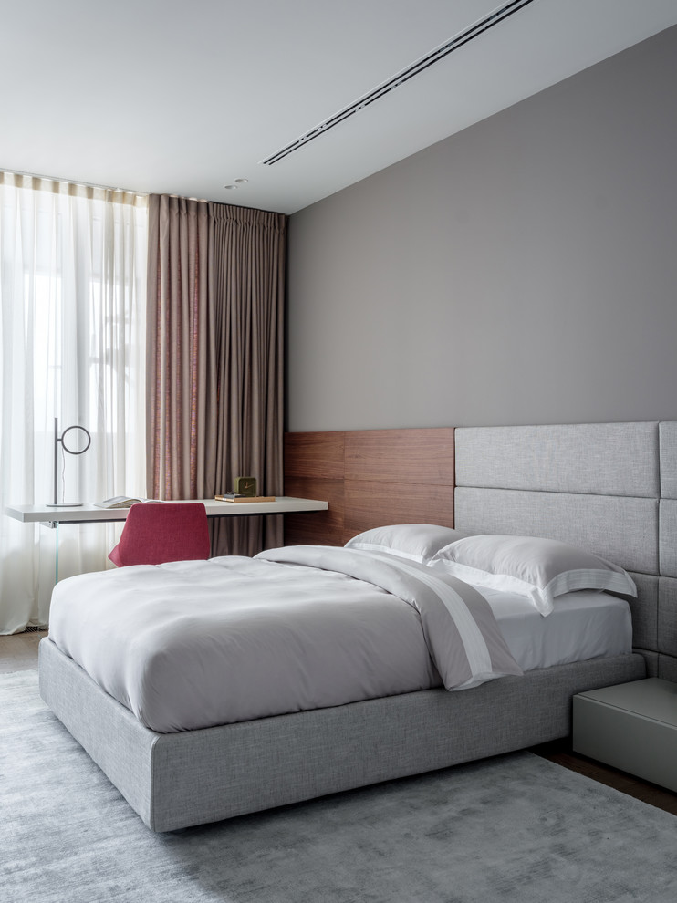 Идея дизайна: хозяйская спальня в современном стиле с серыми стенами