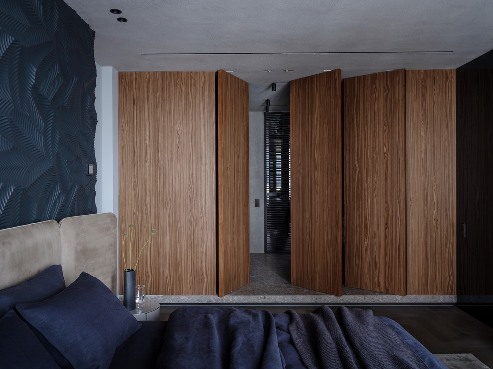 Стильный дизайн: хозяйская спальня в современном стиле с темным паркетным полом без камина - последний тренд