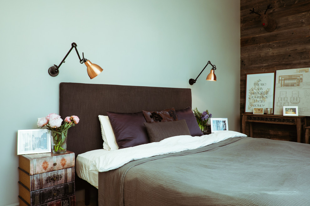 Inspiration för mellanstora moderna sovrum, med grå väggar, ljust trägolv och beiget golv
