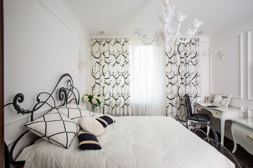 Стильный дизайн: спальня в классическом стиле с белыми стенами - последний тренд