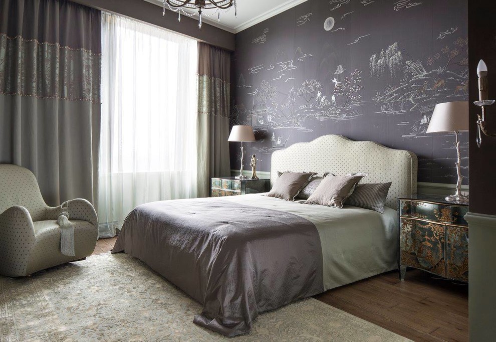 モスクワにあるトランジショナルスタイルのおしゃれな寝室 (グレーの壁、無垢フローリング、茶色い床)