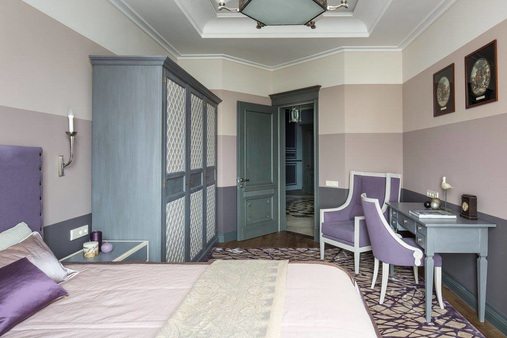 Immagine di una camera da letto chic con pareti grigie, pavimento in legno massello medio e pavimento marrone