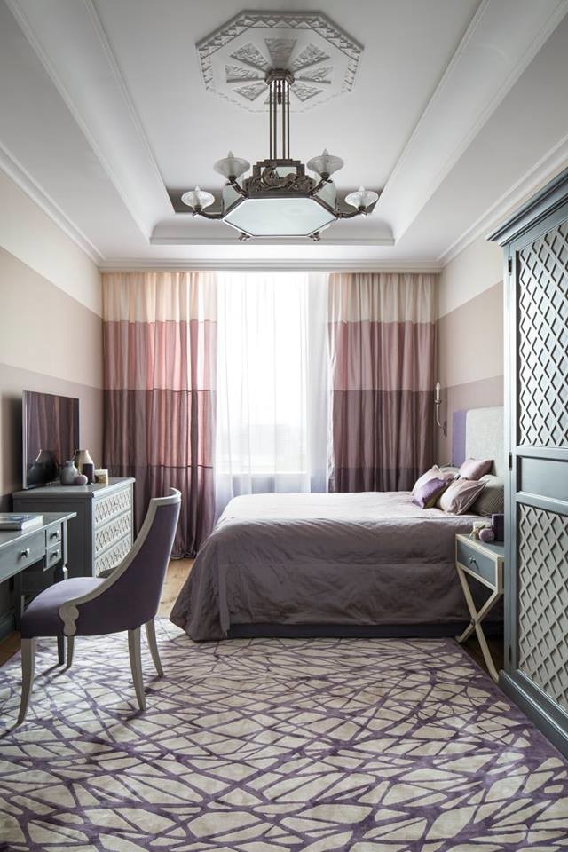 На фото: спальня в стиле неоклассика (современная классика) с ковровым покрытием и фиолетовым полом с