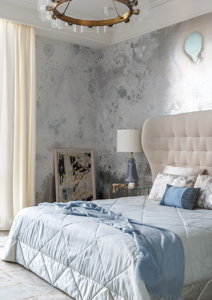 На фото: хозяйская спальня в стиле неоклассика (современная классика) с серыми стенами