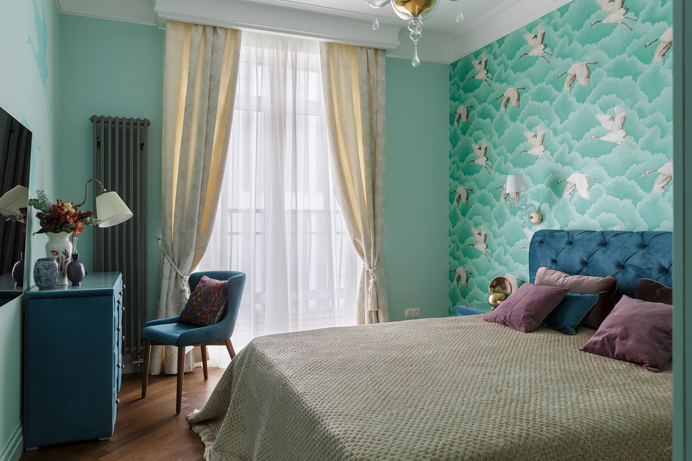 Foto de habitación de invitados tradicional renovada pequeña con suelo marrón, paredes verdes y suelo de madera en tonos medios