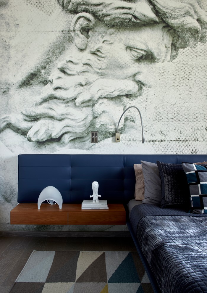 Ispirazione per una camera matrimoniale design con pareti grigie