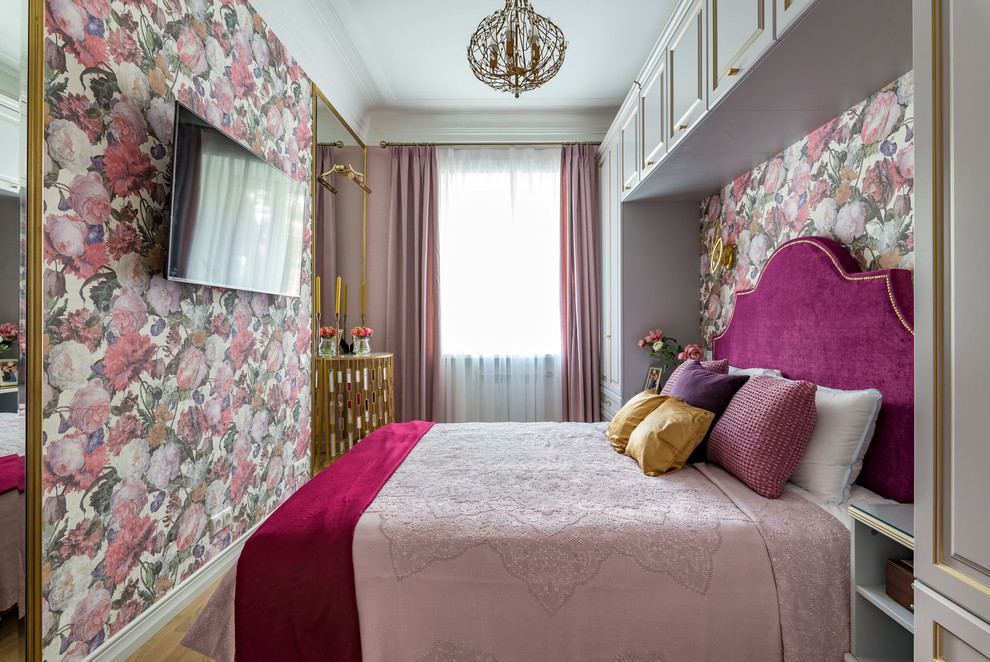 Источник вдохновения для домашнего уюта: спальня в стиле неоклассика (современная классика) с разноцветными стенами, светлым паркетным полом и бежевым полом