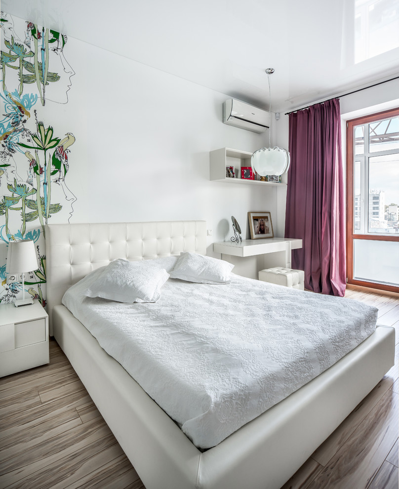 Modelo de dormitorio actual con paredes blancas, suelo de madera en tonos medios y suelo beige