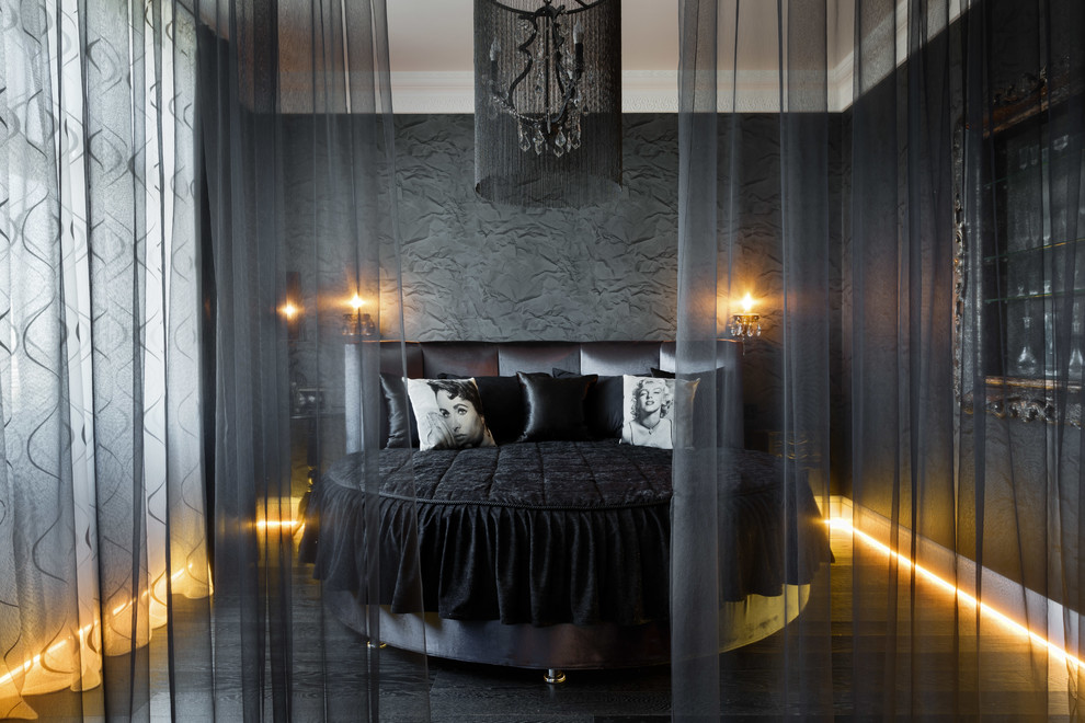 Идея дизайна: большая спальня в современном стиле с черными стенами и темным паркетным полом