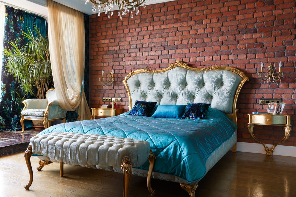Идея дизайна: большая хозяйская спальня в стиле фьюжн с коричневыми стенами и светлым паркетным полом