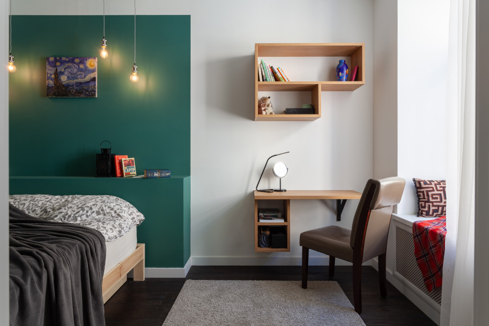 На фото: хозяйская спальня в современном стиле с зелеными стенами с