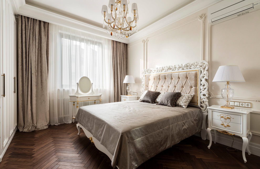 サンクトペテルブルクにある中くらいなトラディショナルスタイルのおしゃれな主寝室 (ベージュの壁、濃色無垢フローリング) のレイアウト