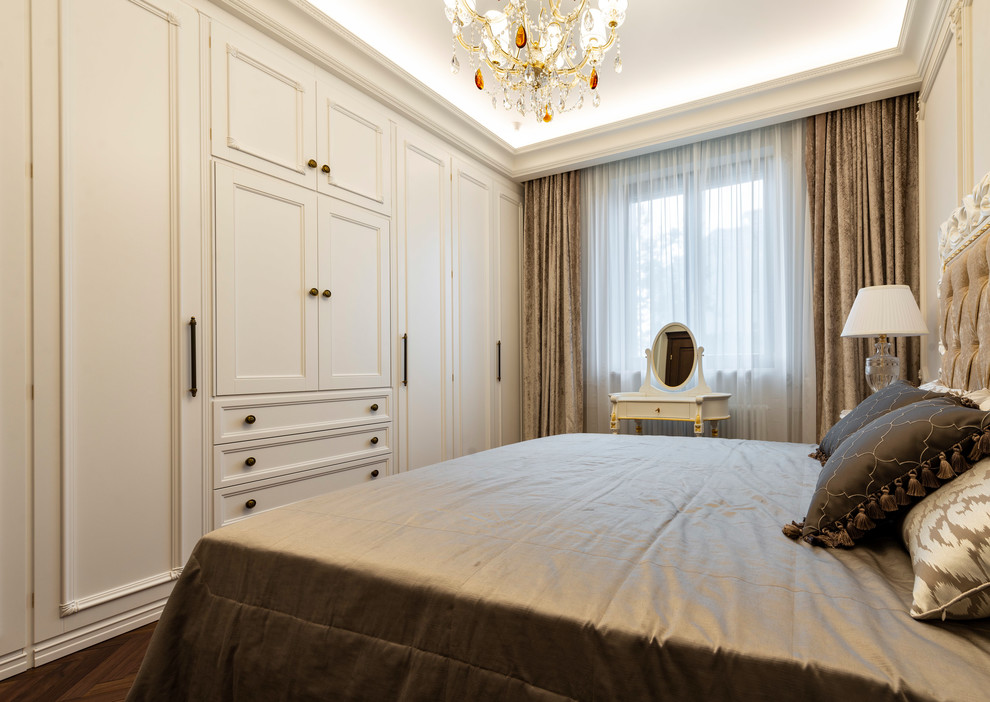 サンクトペテルブルクにある中くらいなトラディショナルスタイルのおしゃれな主寝室 (ベージュの壁、濃色無垢フローリング)