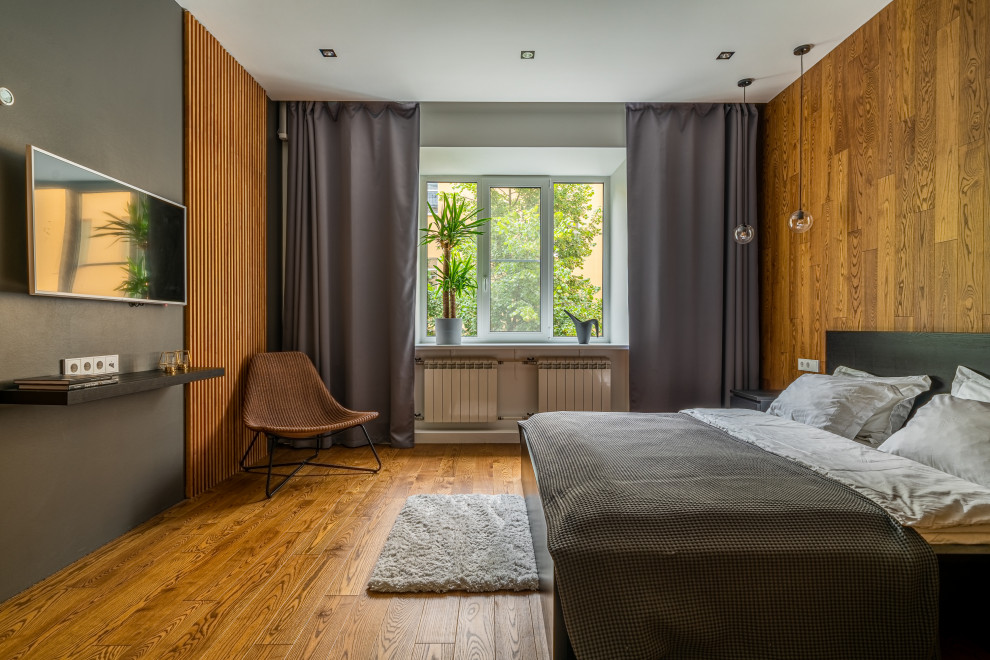 Modernes Schlafzimmer mit brauner Wandfarbe, dunklem Holzboden, braunem Boden und Holzwänden in Sankt Petersburg
