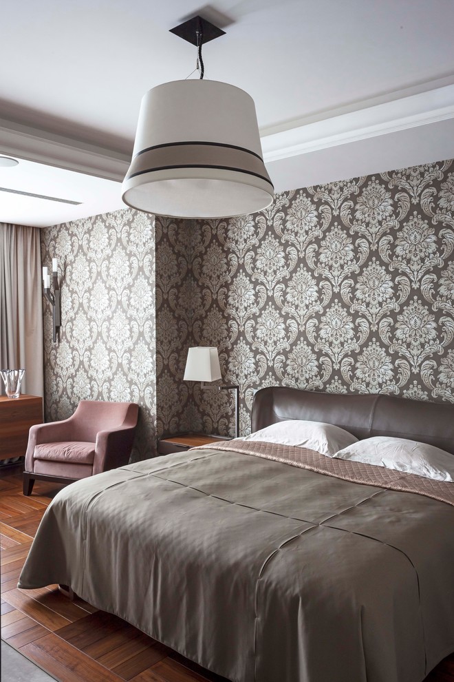 На фото: спальня в современном стиле с коричневыми стенами и темным паркетным полом с