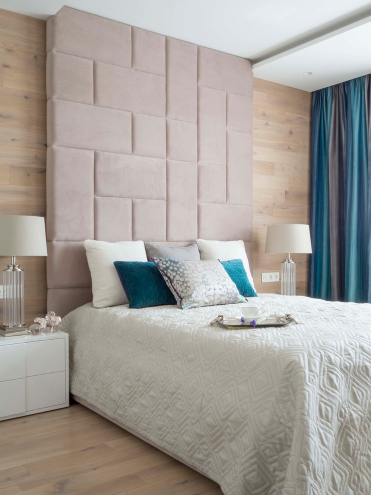 Réalisation d'une chambre parentale design de taille moyenne avec un mur beige, un sol en bois brun et un sol beige.