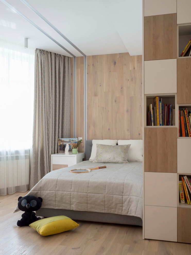 Exemple d'une chambre d'amis tendance de taille moyenne avec un mur beige, un sol en bois brun et un sol beige.