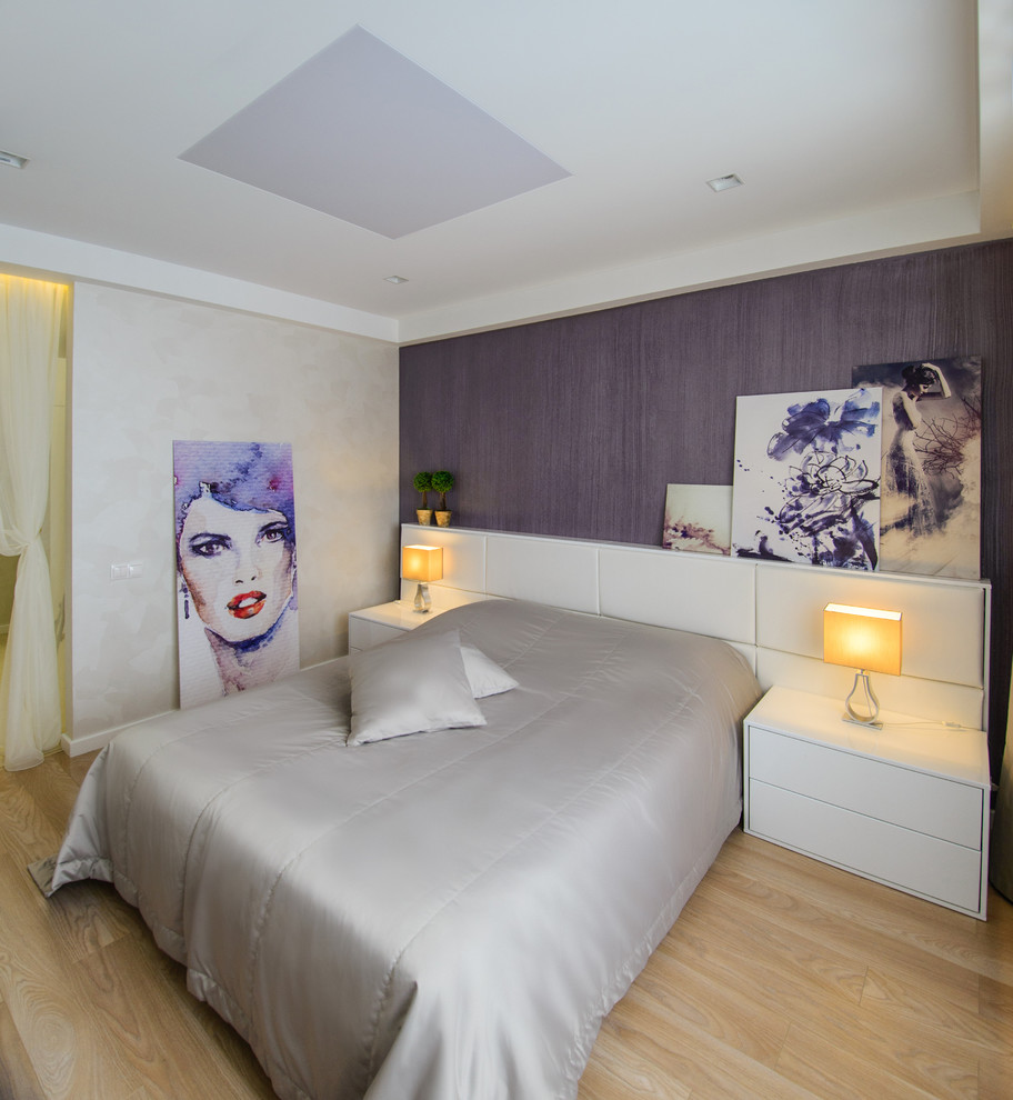 Свежая идея для дизайна: хозяйская спальня в современном стиле с разноцветными стенами и светлым паркетным полом - отличное фото интерьера