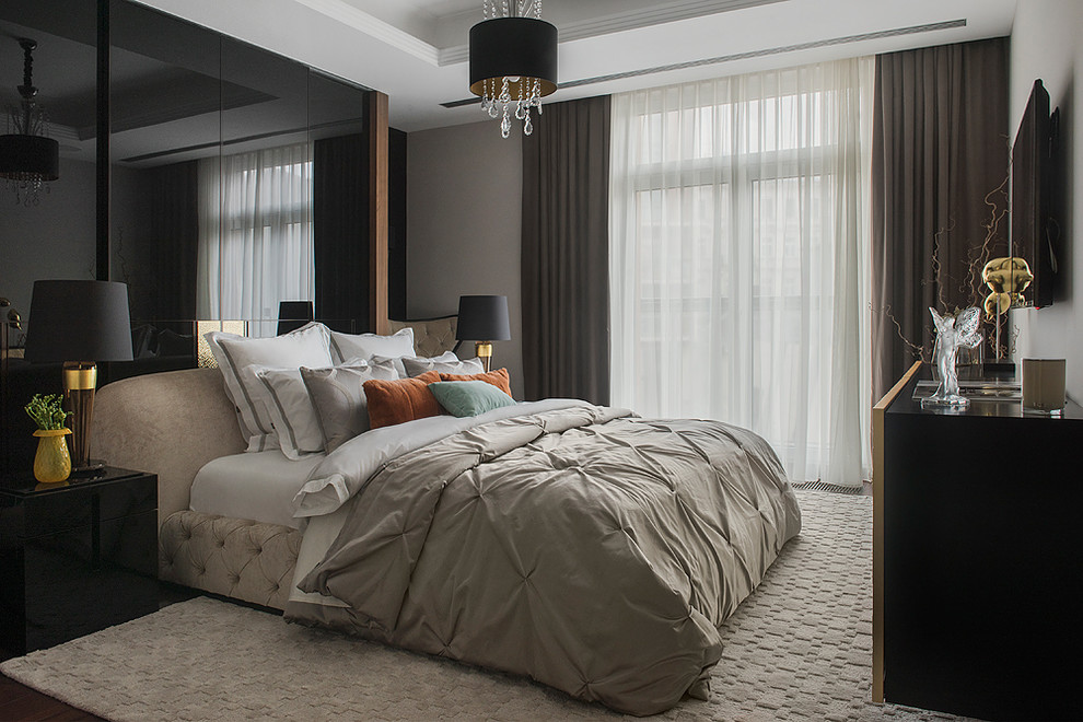 Источник вдохновения для домашнего уюта: хозяйская спальня в современном стиле с серыми стенами, ковровым покрытием и бежевым полом