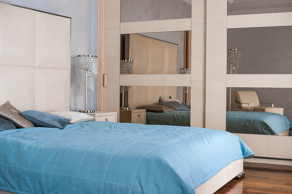 На фото: гостевая спальня среднего размера, (комната для гостей) в классическом стиле
